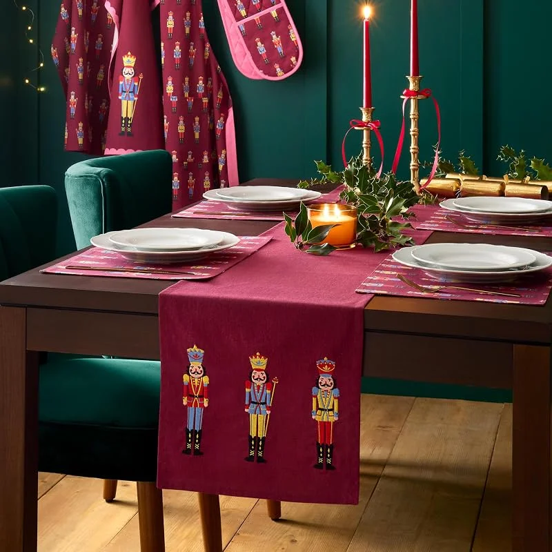 Catherine Lansfield Camino de Mesa de Comedor con Cascanueces de Navidad, 32 x 220 cm, Color Ciruela — Hogar y cocina