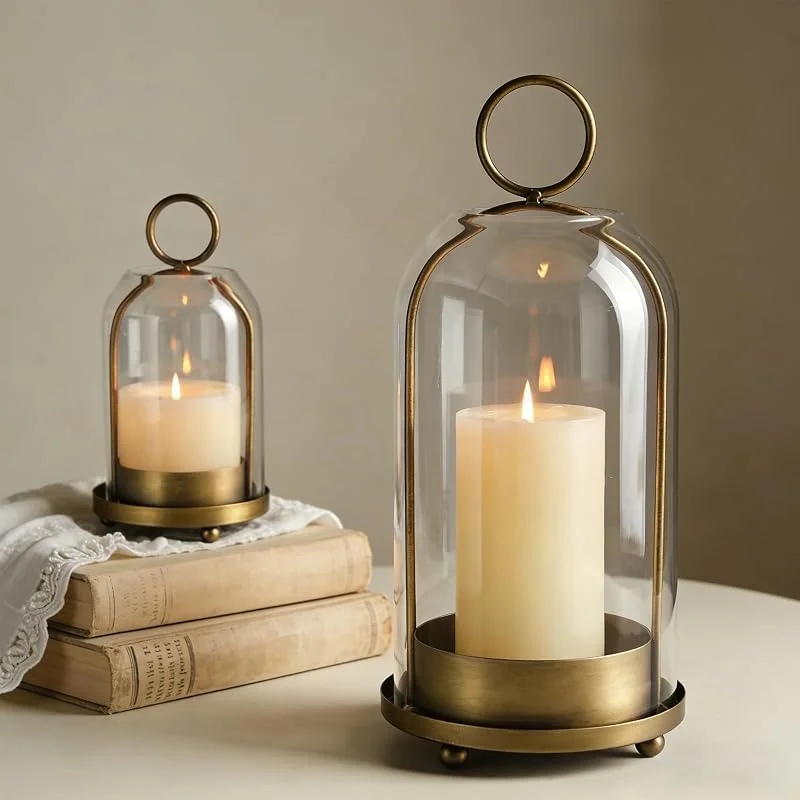 Visita la tienda de Sziqiqi Sziqiqi Portavelas de Huracán para Velas de Pilar: Farol Vintage de Latón con Cúpula de Cristal para Salón - Juego de 2 Grandes Faroles Metálicos con Cadena para Centro de Mesa Chimenea Exterior — Cena a la luz de velas