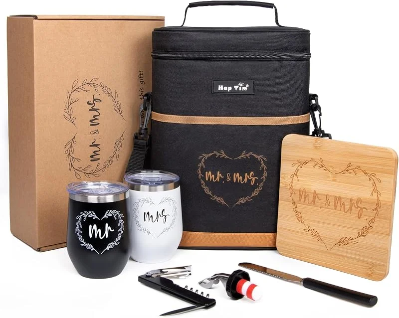 HAP Tim Regalos de Boda para Parejas, Regalos de Despedida de Soltera, Regalos de Compromiso para recién Casados, Regalos de Mr and Mrs. Bolsa térmica de Vino aislada con Vasos, Queso de bambú Borad — Vino y mesa festiva