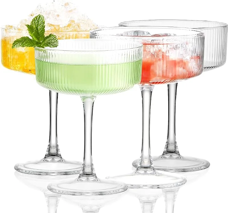 Vessyn Juego de 4 copas de Martini, exclusiva copa acanalada vintage de 10 oz (295 ml), cristalería clásica para cócteles, juego de vasos de bar perfecto para cóctel, vino, champán y regalo — Vino y mesa festiva
