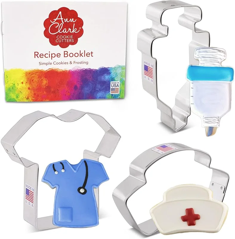 Visita la tienda de Ann Clark Cookie Cutters Ann Clark - Juego de 3 cortadores de galletas para enfermeras (tapa de enfermera, exfoliantes, jeringa), fabricado en Estados Unidos — Hogar y cocina